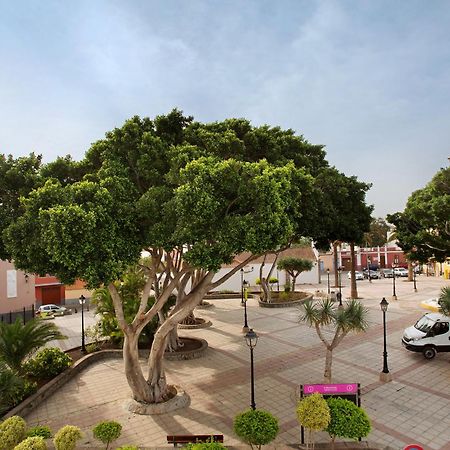 Casa Plaza San Nicolas De Bari Sardina Bagian luar foto