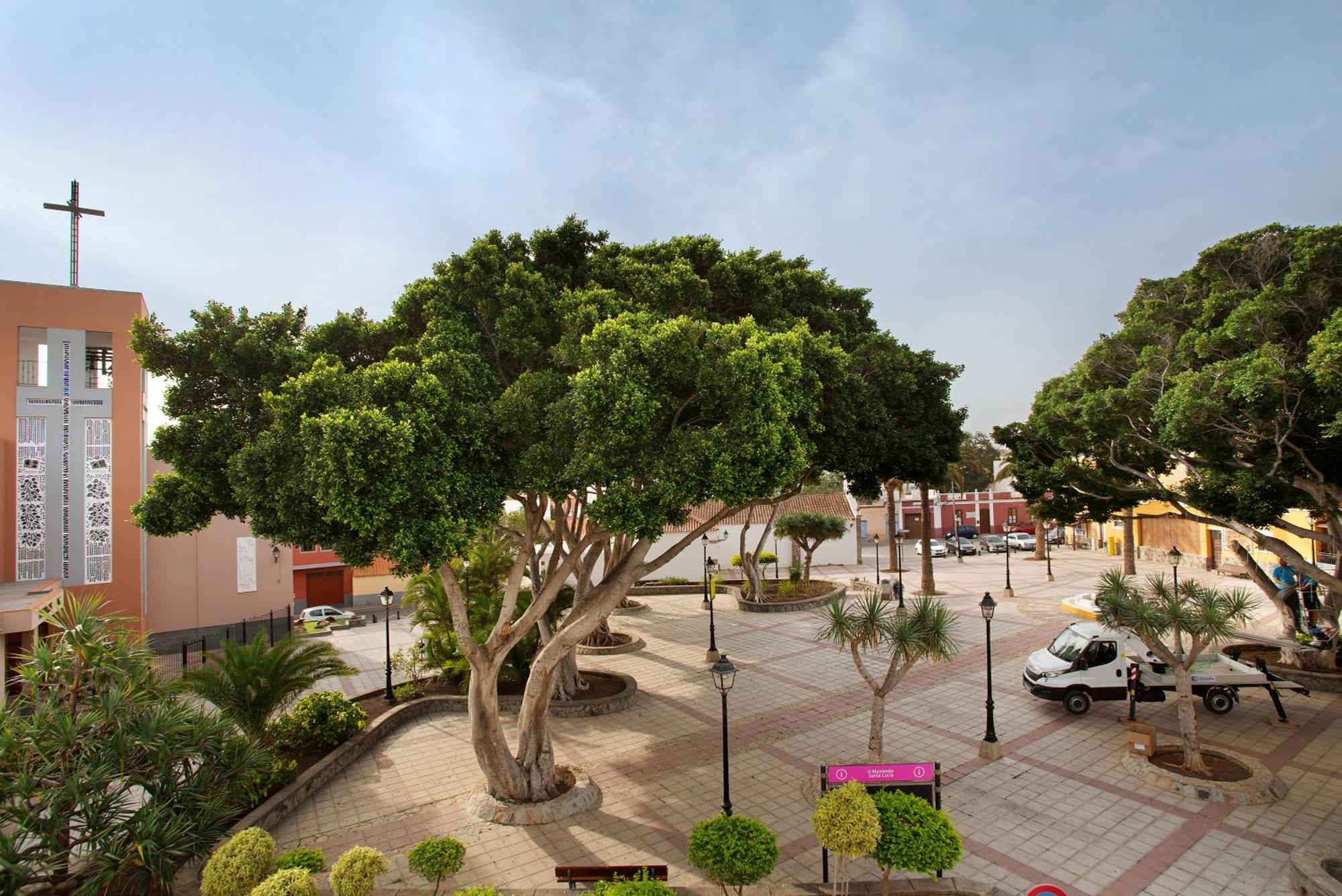 Casa Plaza San Nicolas De Bari Sardina Bagian luar foto